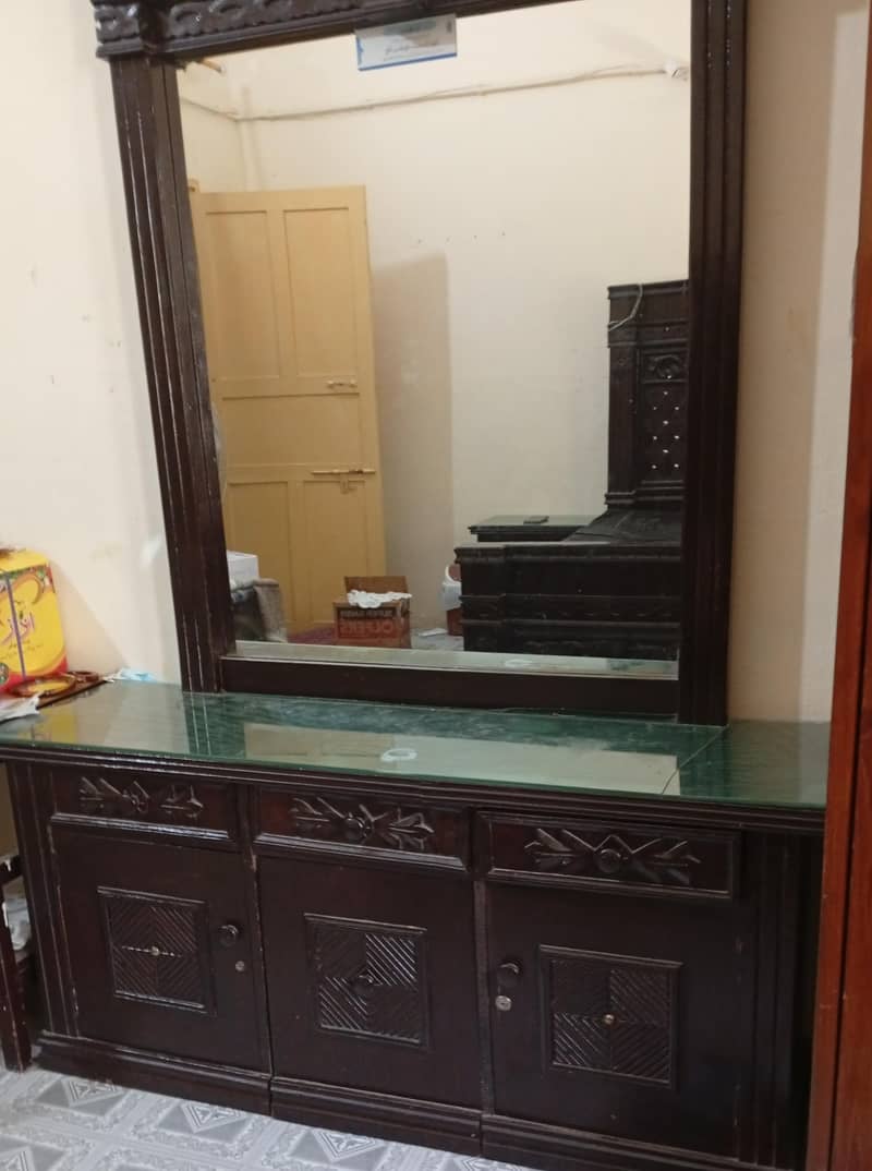 Bed set with lamp table and dressing table. 7