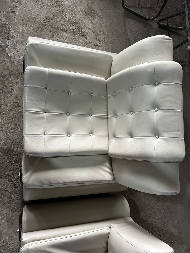 Sofas set hai lahtr maa 2