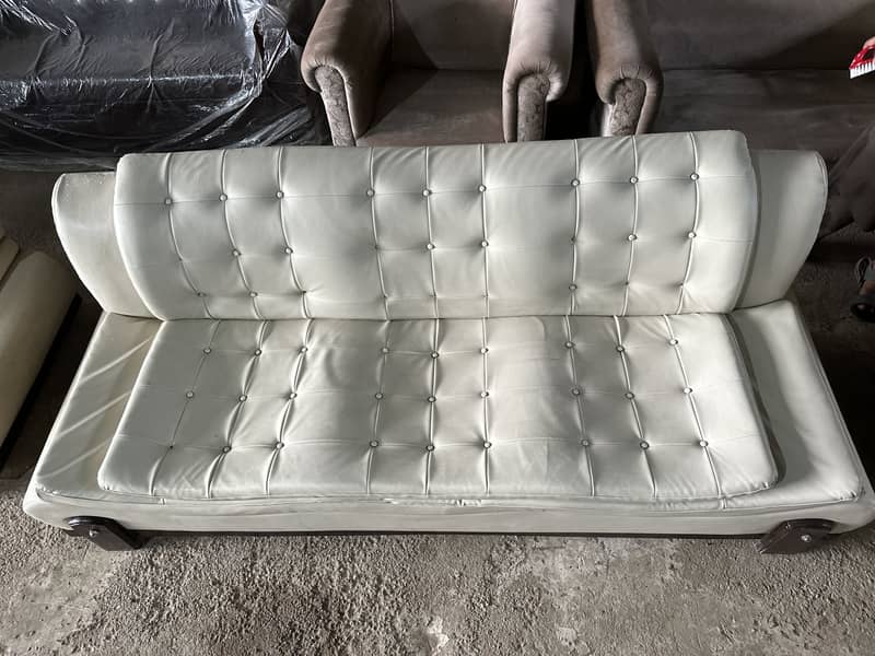 Sofas set hai lahtr maa 5