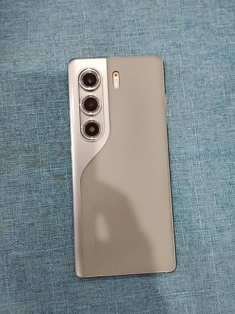 Tecno CAMON 40 Pro 9