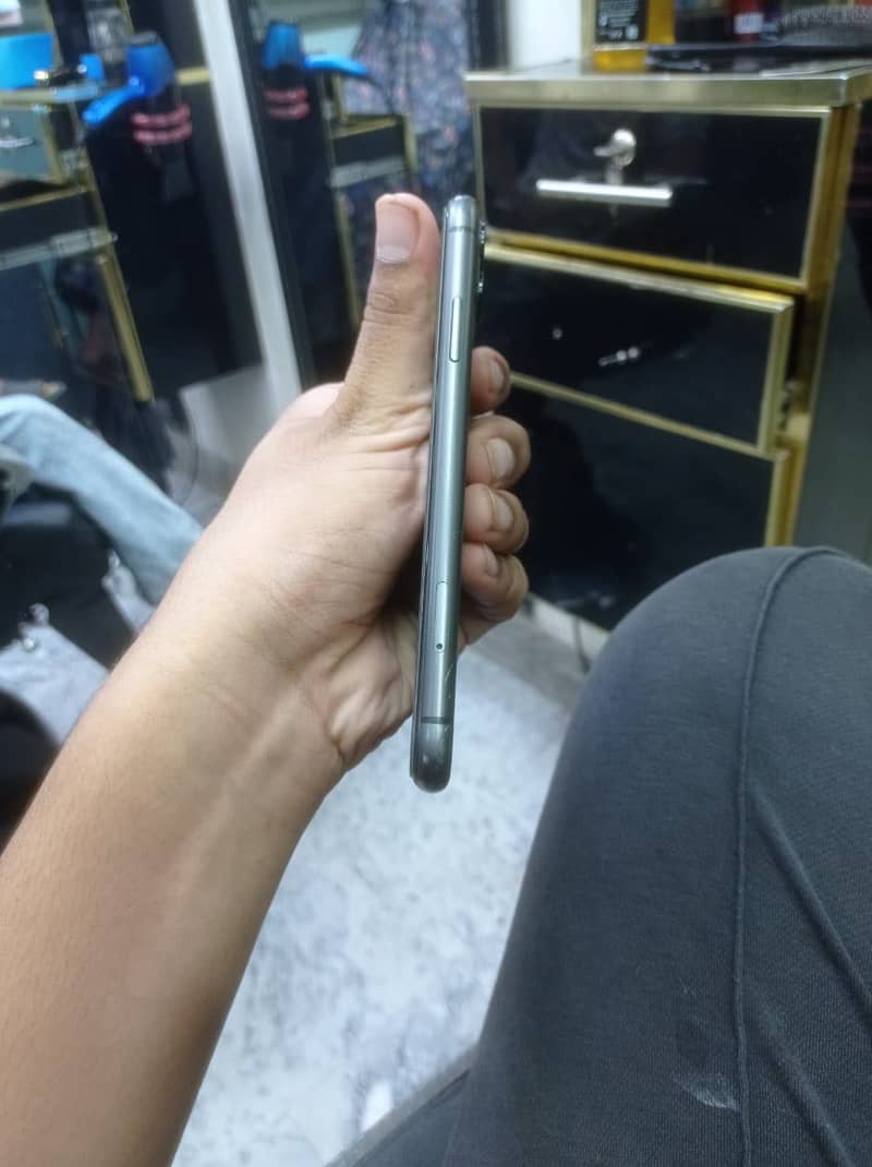 Apple iPhone 11 3