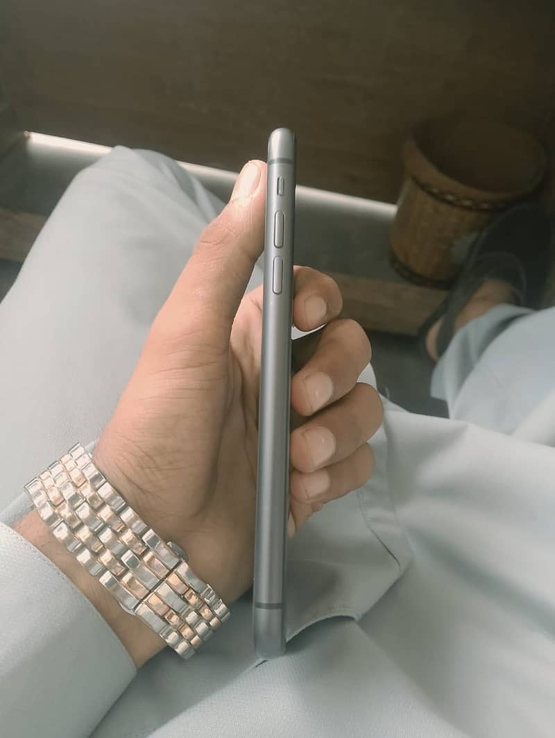 Apple iPhone 11 4