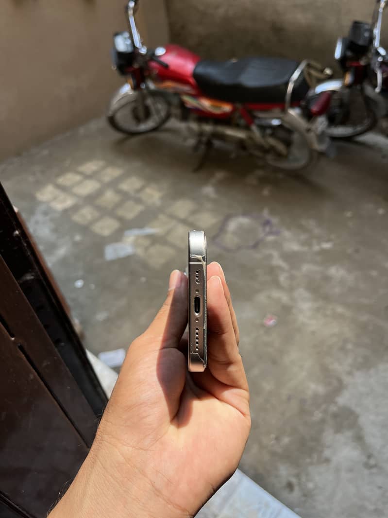 iPhone 16 Pro 2