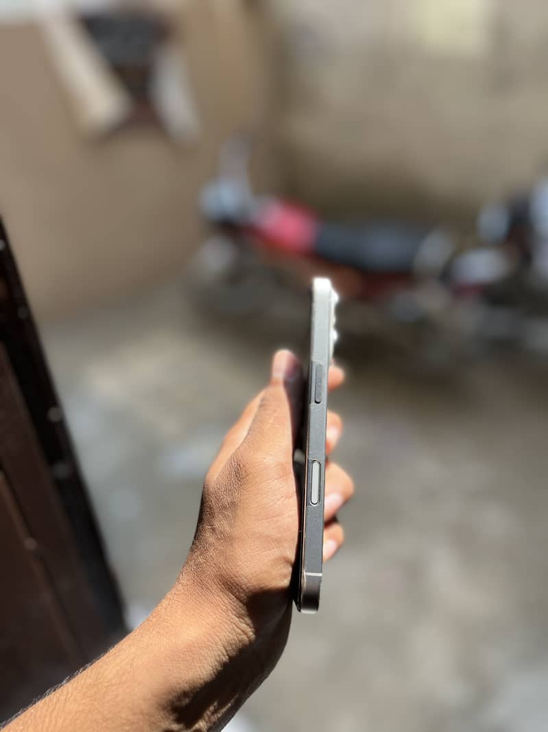 iPhone 16 Pro 4