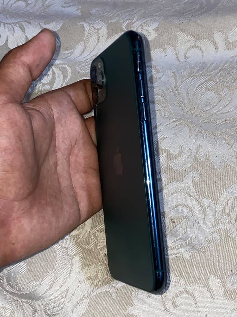 Apple iPhone 11 Pro Max 4