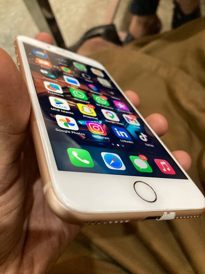 Apple iPhone 8 Plus 4