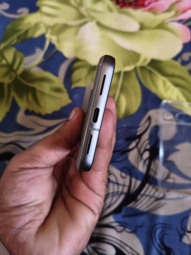 Google Pixel 8 4