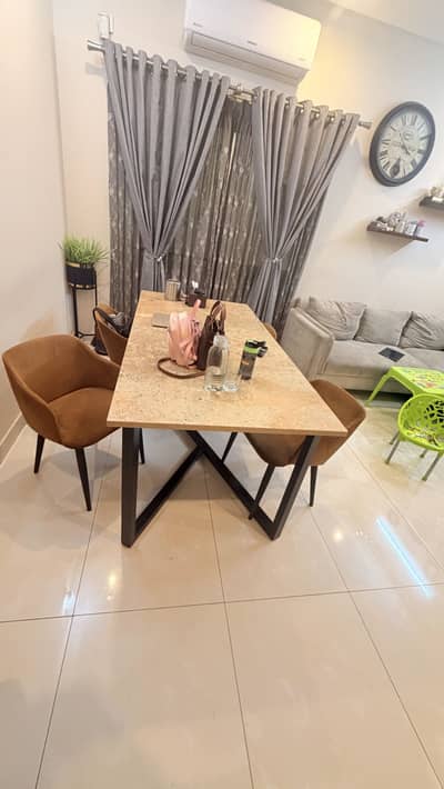 4-6 person Dining Table for SALE
