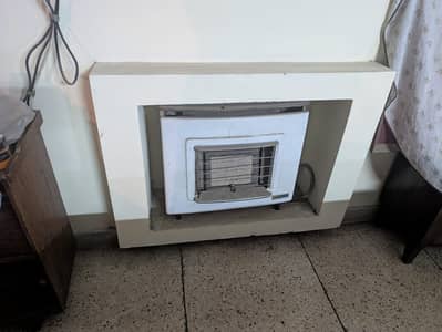 Gas Space Heater Installed in Off-White Wall Alcove Mantle