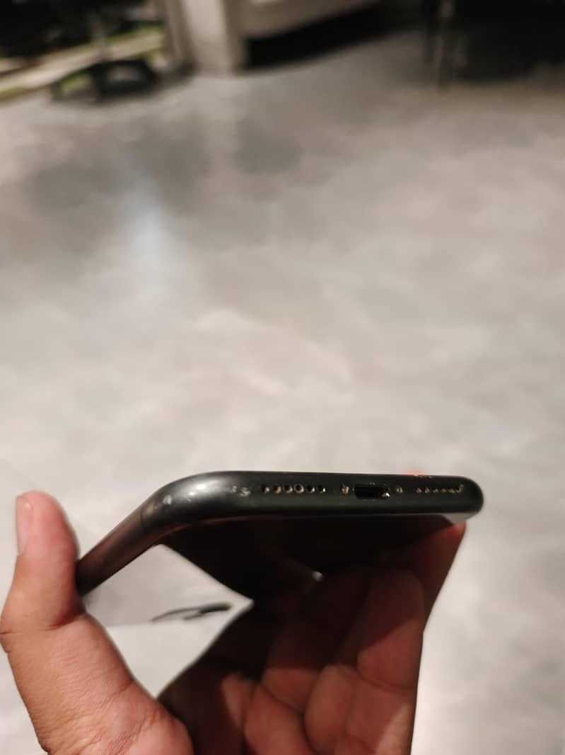 Apple iPhone 11 4