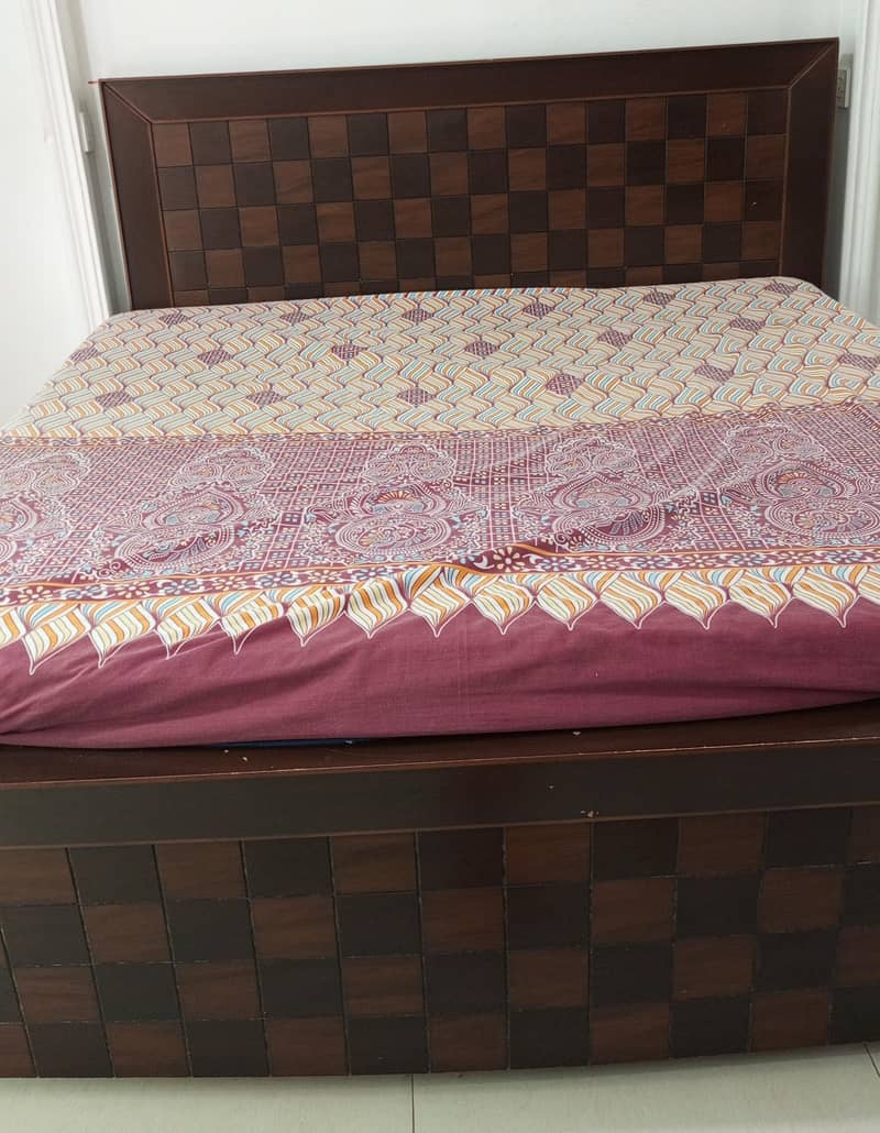 King size bed 0