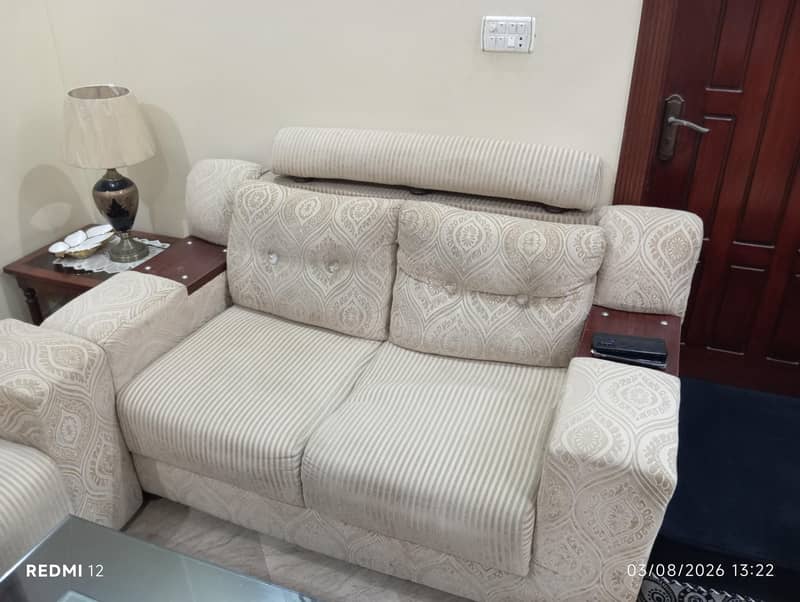 6 seater sofa. 0
