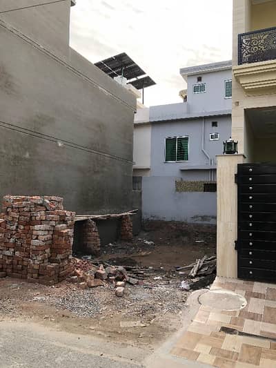 Platinum Block 5M Resident Plot Available For Sale At Prime Location Near To Park Nd Mosque. .