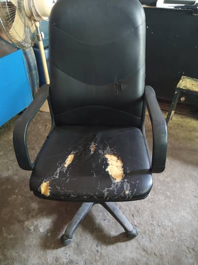 chair for sale bilkul ok ha chak kr ka la jahy