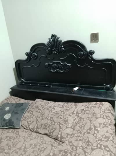 acha bed Hy full wood ka bana hy