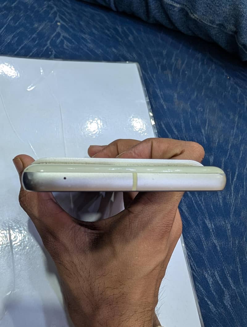 Google Pixel 7 4