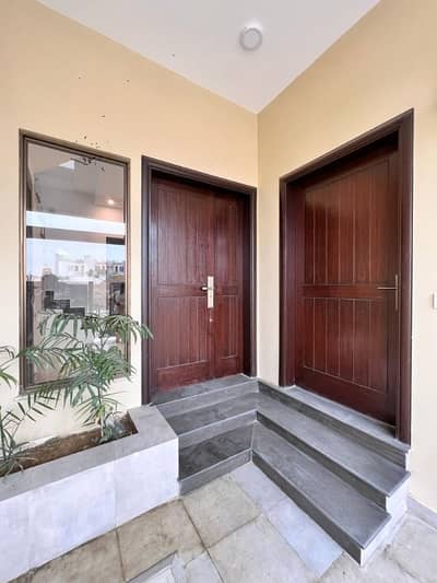 3Bed DDL 125sq yd Villa FOR SALE at ALI BLOCK All amenities nearby including MOSQUE, General Store & Parks