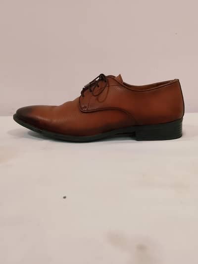leather by ambassador only 2 weeks use size 44 call 03215433768