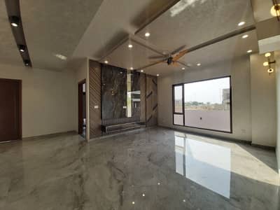 500 Sq Yd Luxury Villa FOR SALE. 2km From Entrance Of BTK. 6 Bed DDL 2 Kitchens