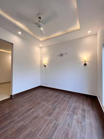 3Bed DDL 125sq Yd Villa FOR SALE At ALI BLOCK All Amenities Nearby Including MOSQUE, General Store & Parks