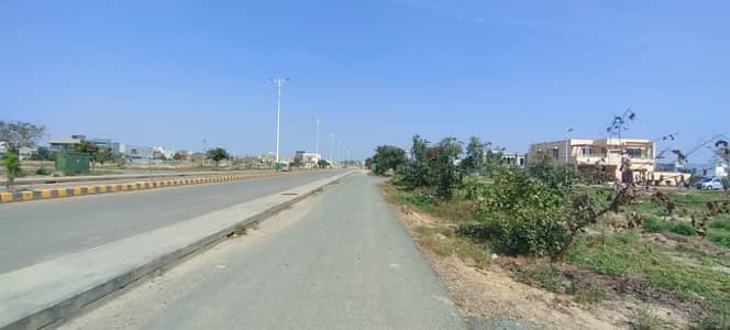 Executive Location - 1 Kanal Residential Plot Near Park 50' Road Direct Approach MB 150' Rd - Near Raya Fairways