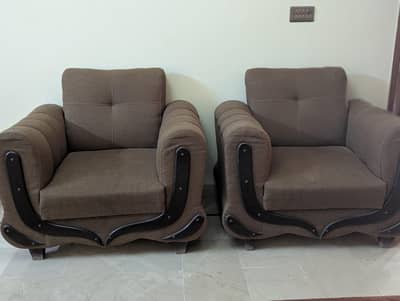 7 seater in excellent condition sofa available for sell