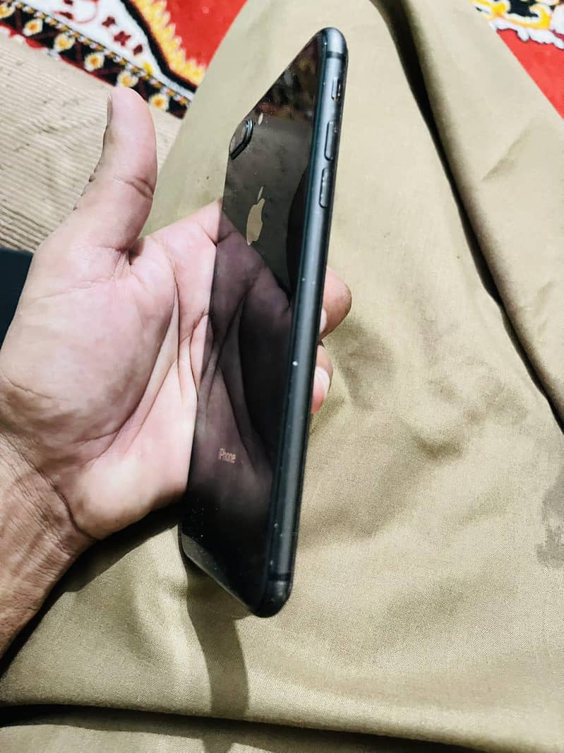 Apple iPhone 8 Plus 3