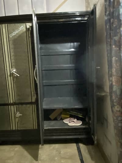 4 Doors Almari in Good Condition