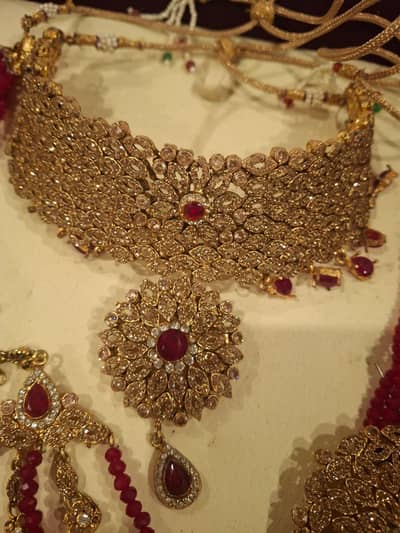 BRIDAL & PARTY WEAR JEWELLERY SET BOHAT ATCHI CONDITION FOR SALE