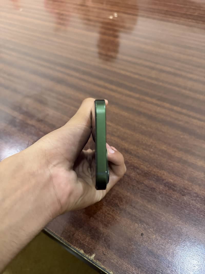 Apple iPhone 13 4
