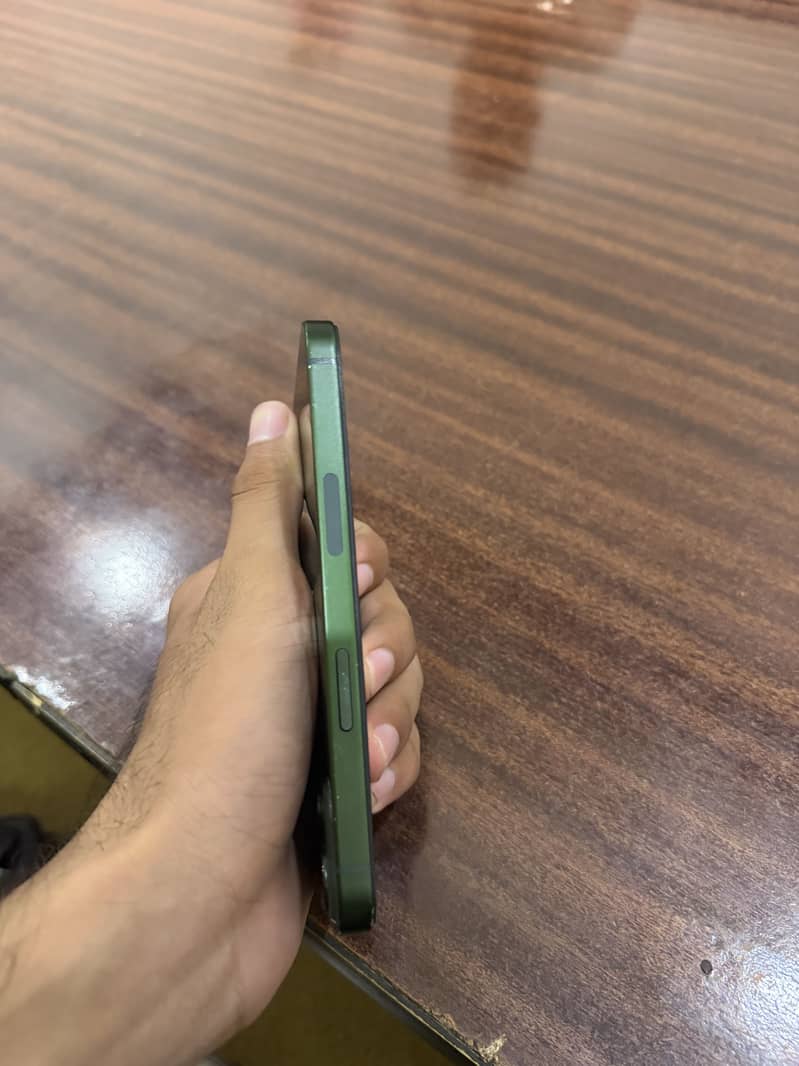 Apple iPhone 13 8