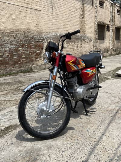 Honda 125 red colour