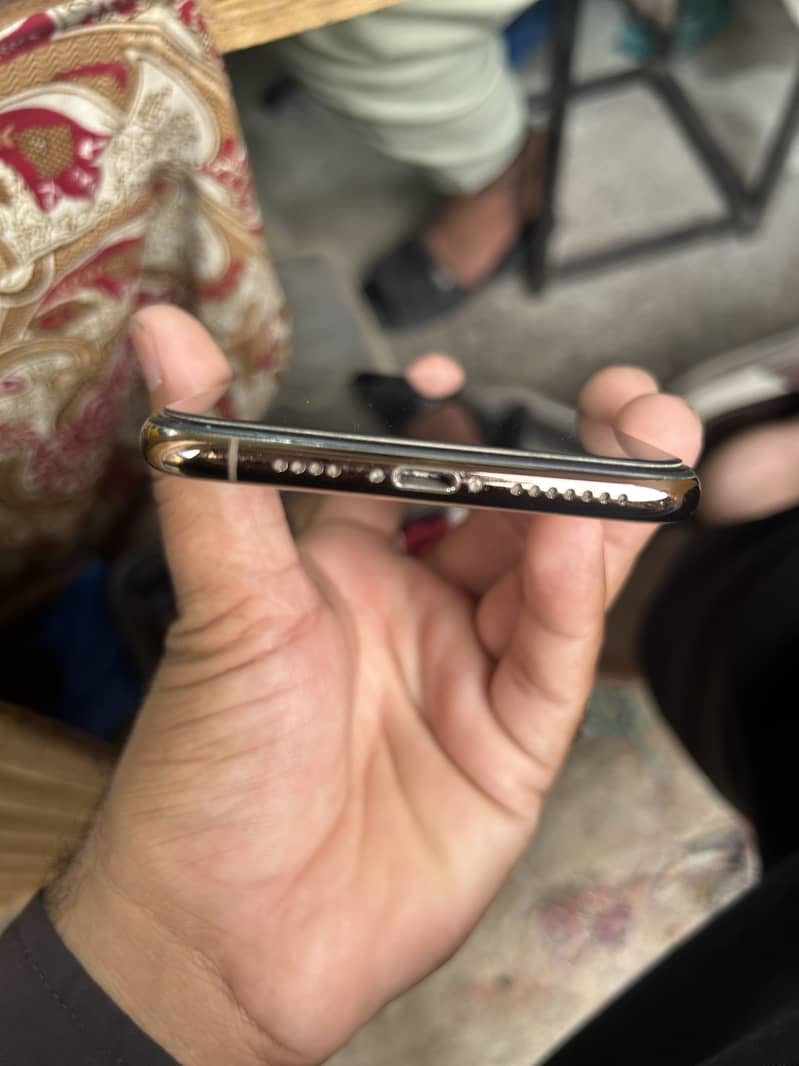 Apple iPhone XS Max 5