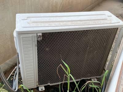 Hisense 1.5 Ton DC Inverter AC for sale.