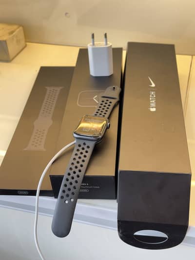 Apple watch series 5 44MM FULL BOX JUST SCREEN CRACK WORKING ALL GOOD