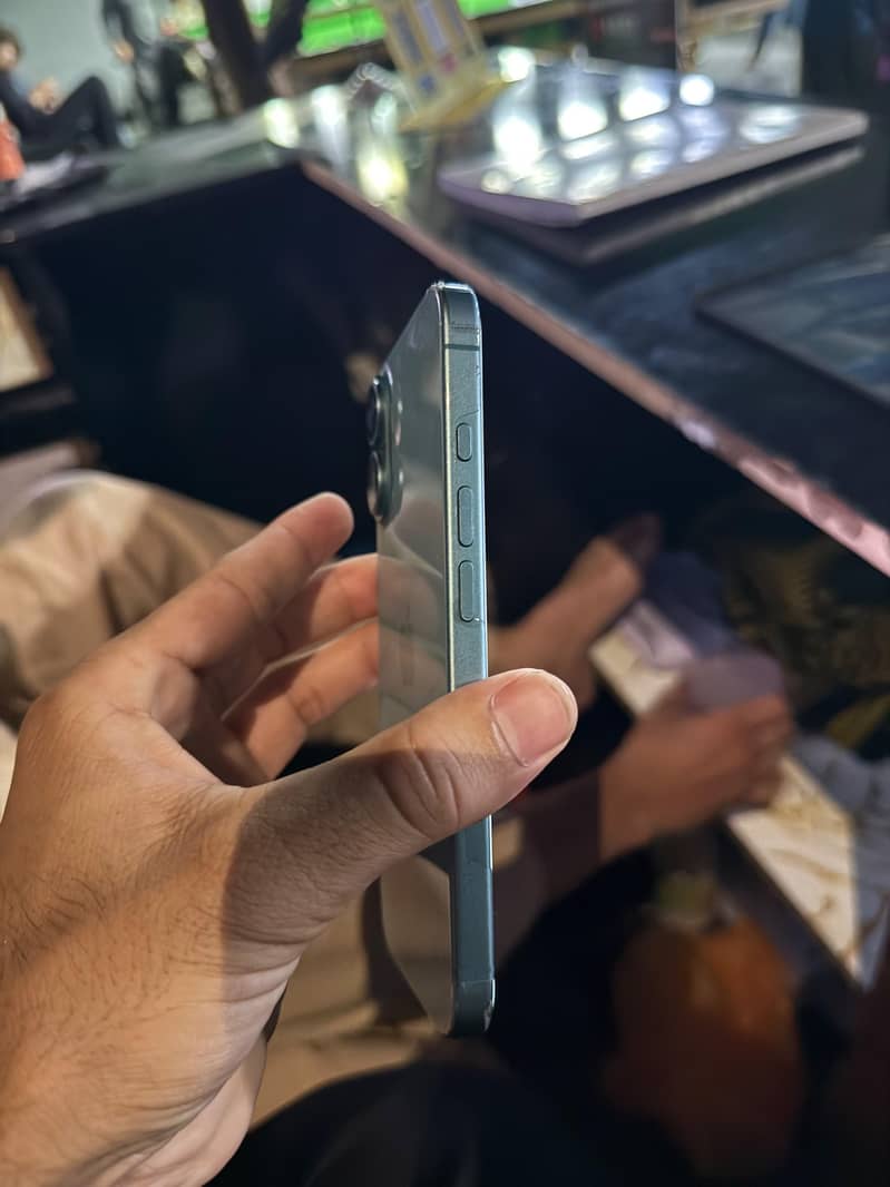 Apple iPhone 16 3