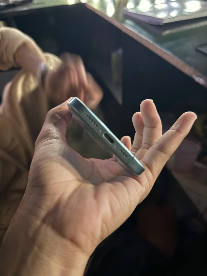 Apple iPhone 16 4