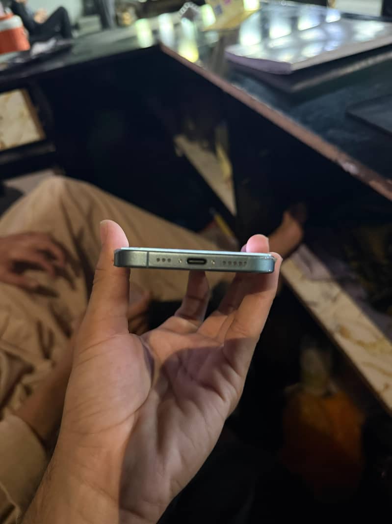 Apple iPhone 16 5