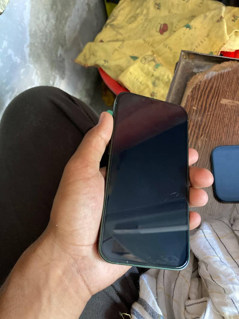 Apple iPhone 13 4