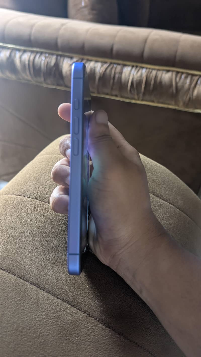 Apple iPhone 16 2