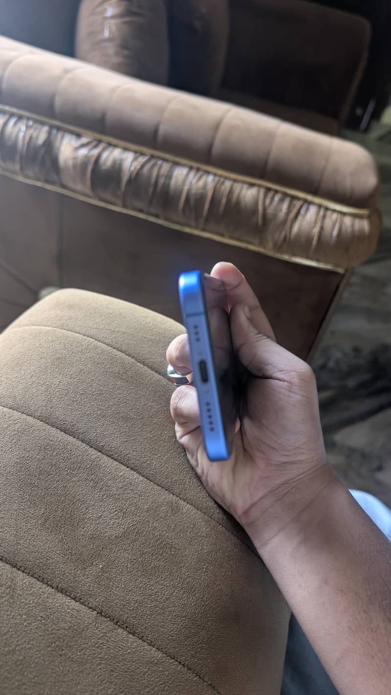 Apple iPhone 16 4