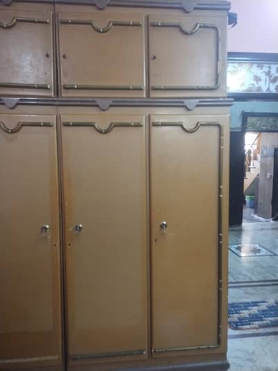 Massive 4-Door Almirah with Overhead Storage & Locks – Excellent Value