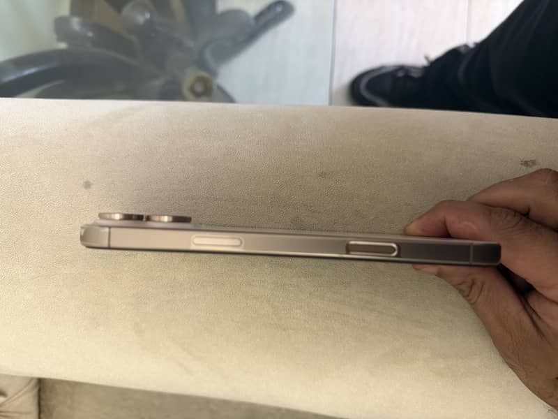 Apple iPhone 16 Pro Max 4