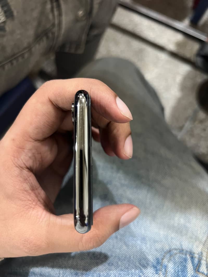Apple iPhone X 4