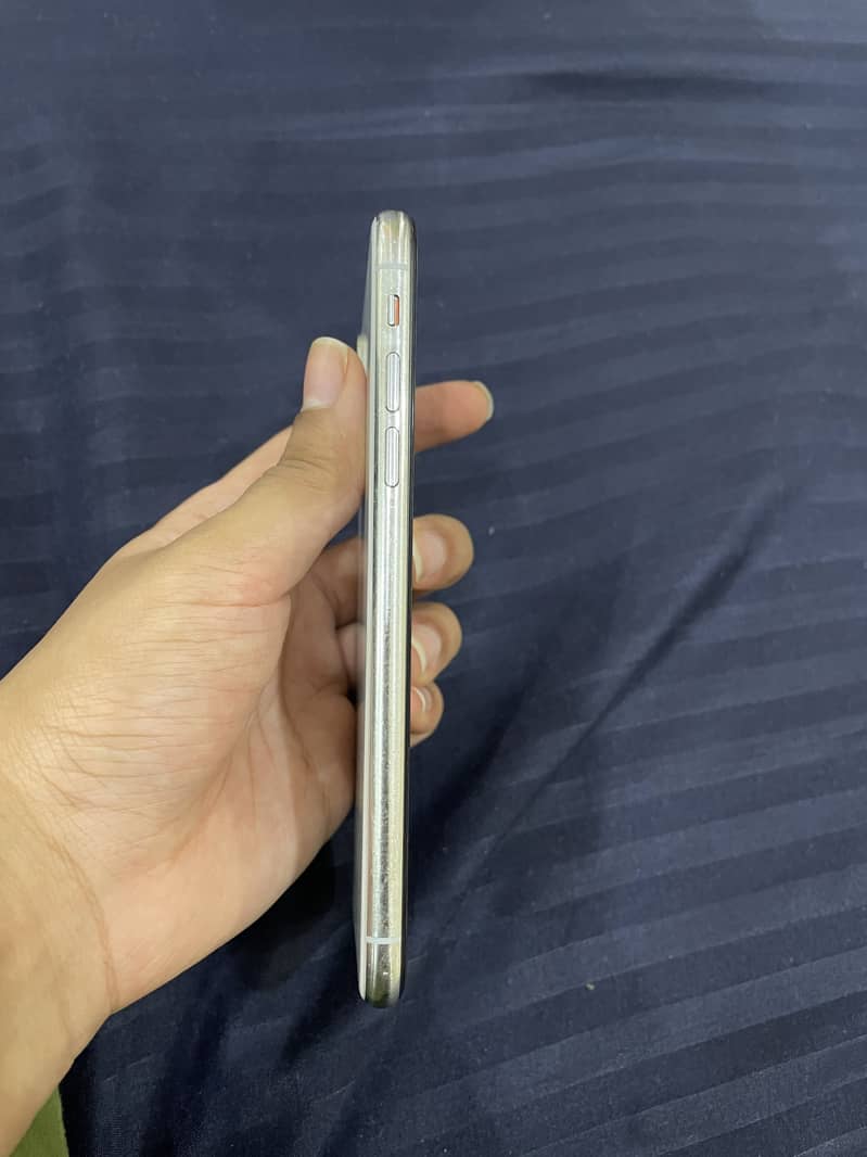Apple iPhone X 4