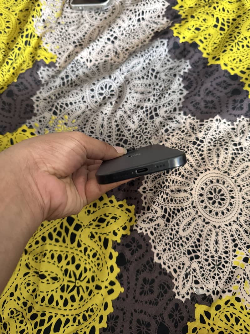 Apple iPhone 16 Pro 3