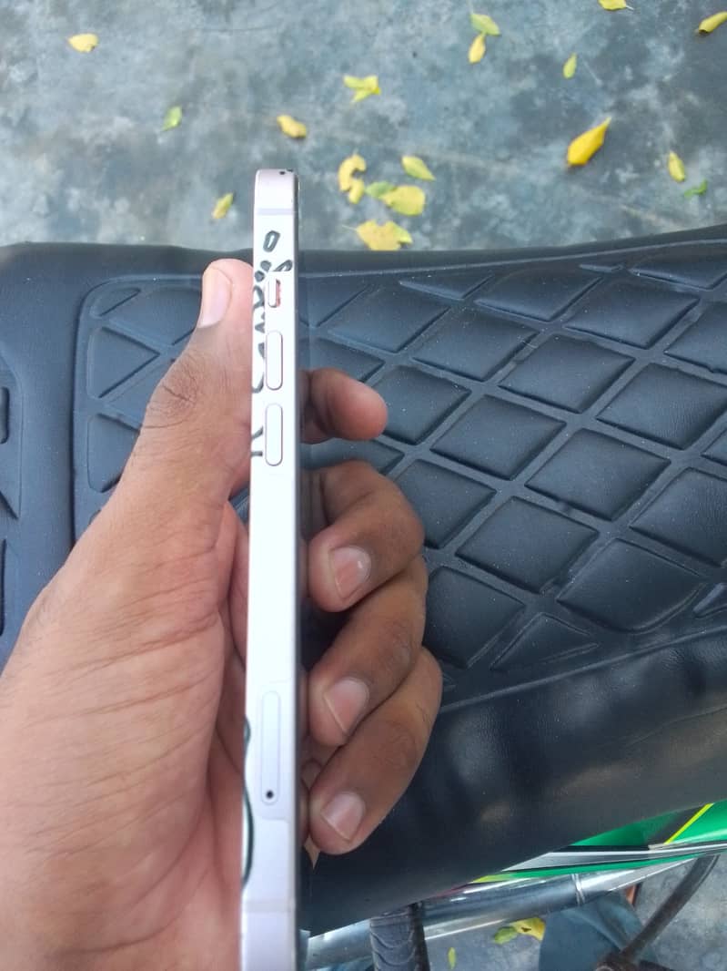 Apple iPhone 13 2