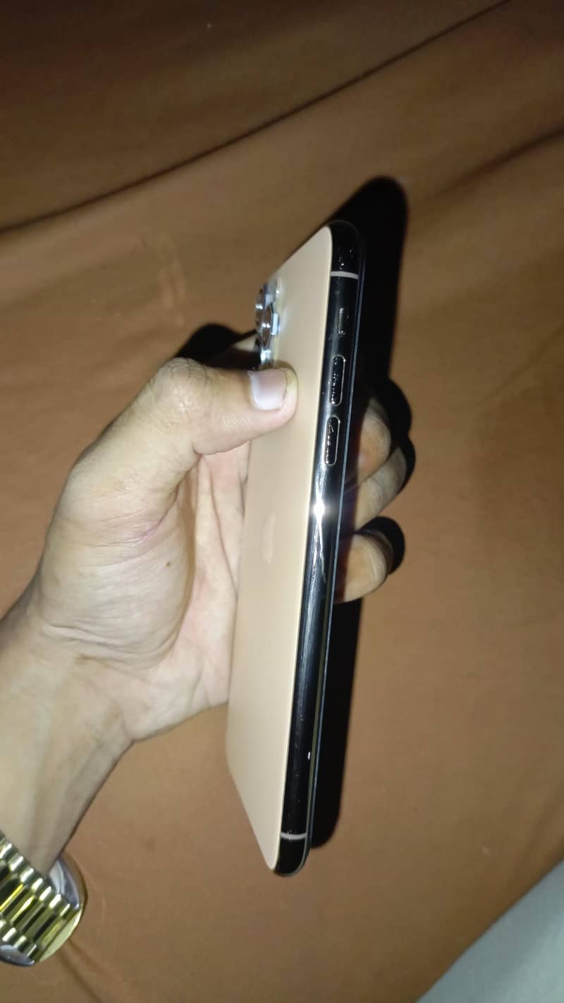 Apple iPhone 11 Pro Max 4