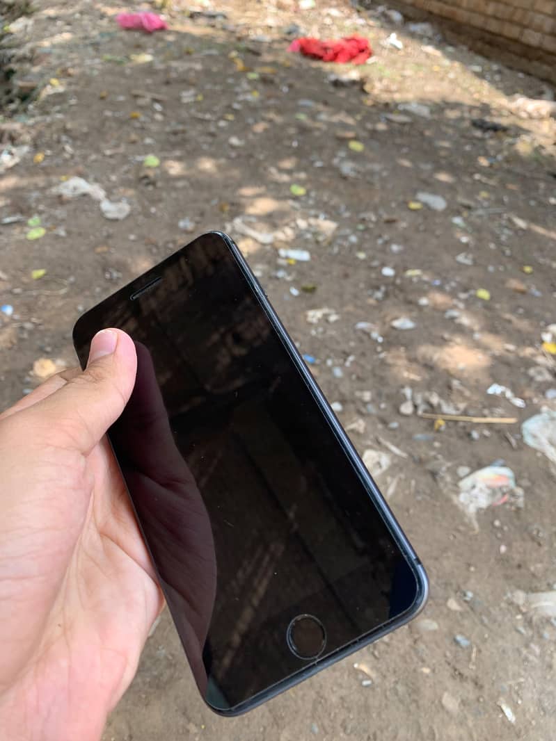 Apple iPhone 8 Plus 1