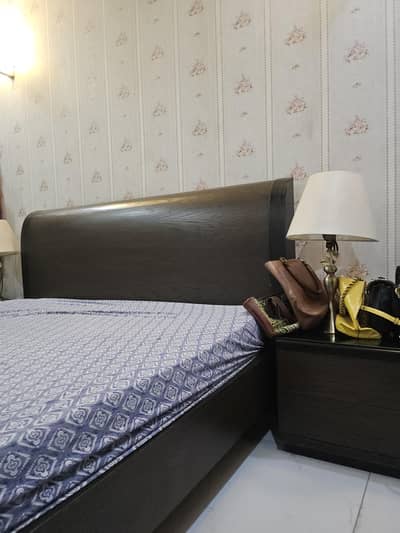 Bed set with sides and dressing table